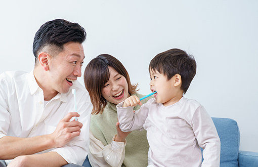 ご家族そろった取り組みが、お子さんのお口の健康を守ります